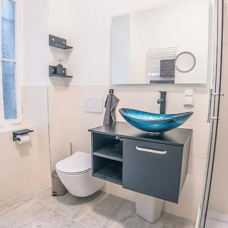 New! Exceptional Design Loft In A Location